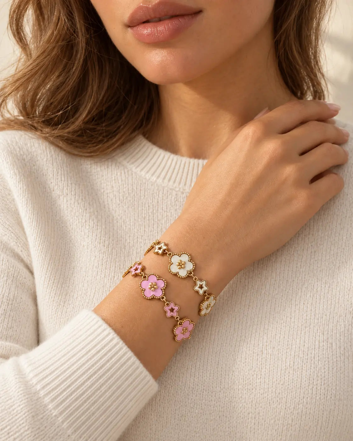 Elise Blumen Armband in Gold mit weißen und rosa Emaille-Blüten am Handgelenk