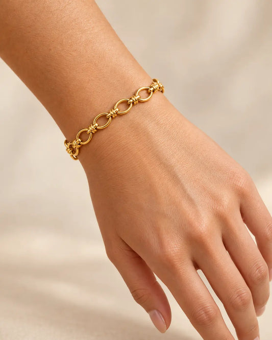 Goldenes Elodie Gliederarmband aus 18K-vergoldetem Edelstahl, ohne Anhänger am Handgelenk getragen