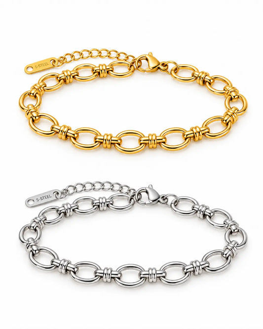 Elodie Gliederarmband in Gold und Silber aus Edelstahl mit ovalen Gliedern und dekorativen Ringverbindungen auf Weiß