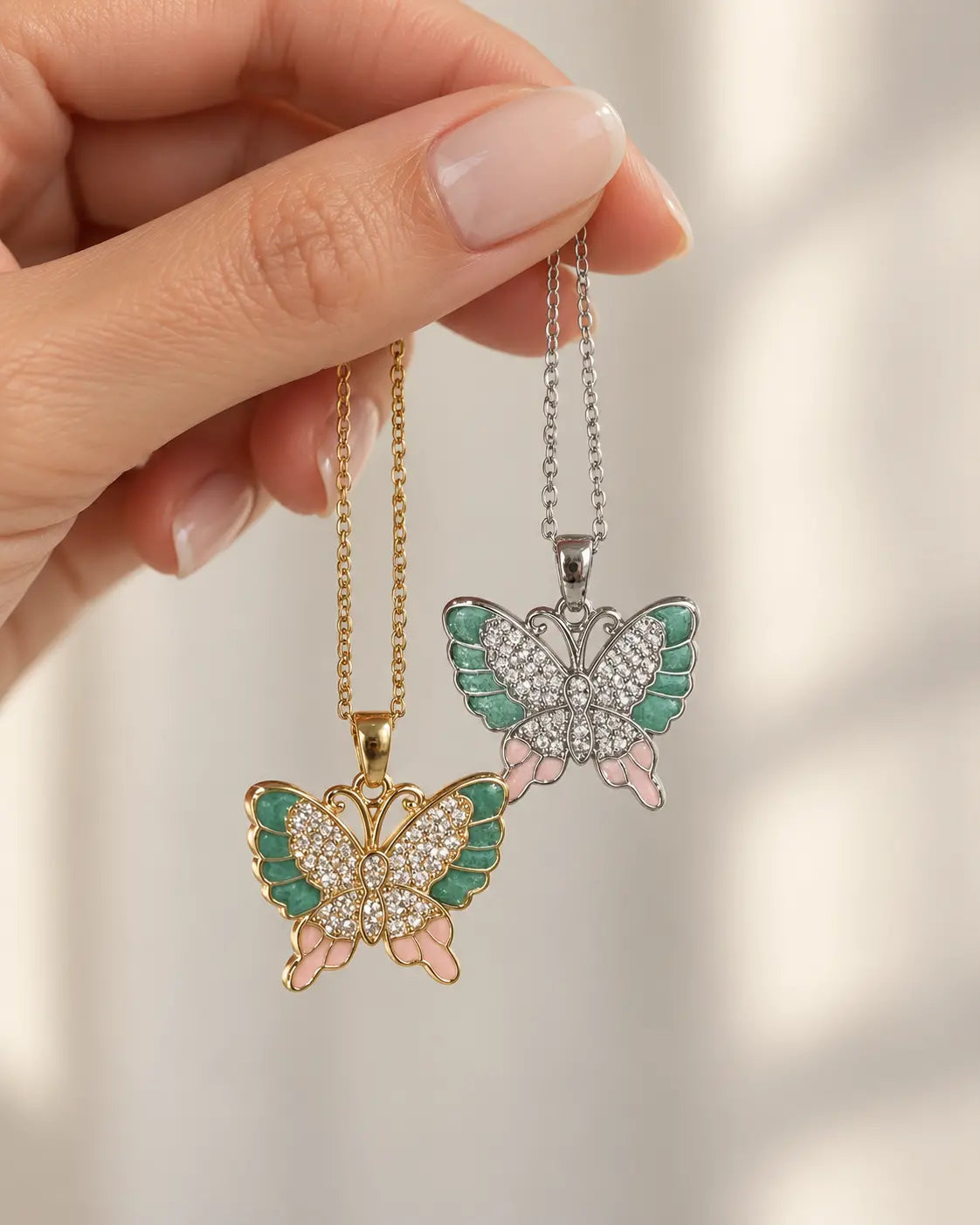 Goldene und silberne Schmetterling Halskette mit mintgrüner und rosa Emaille