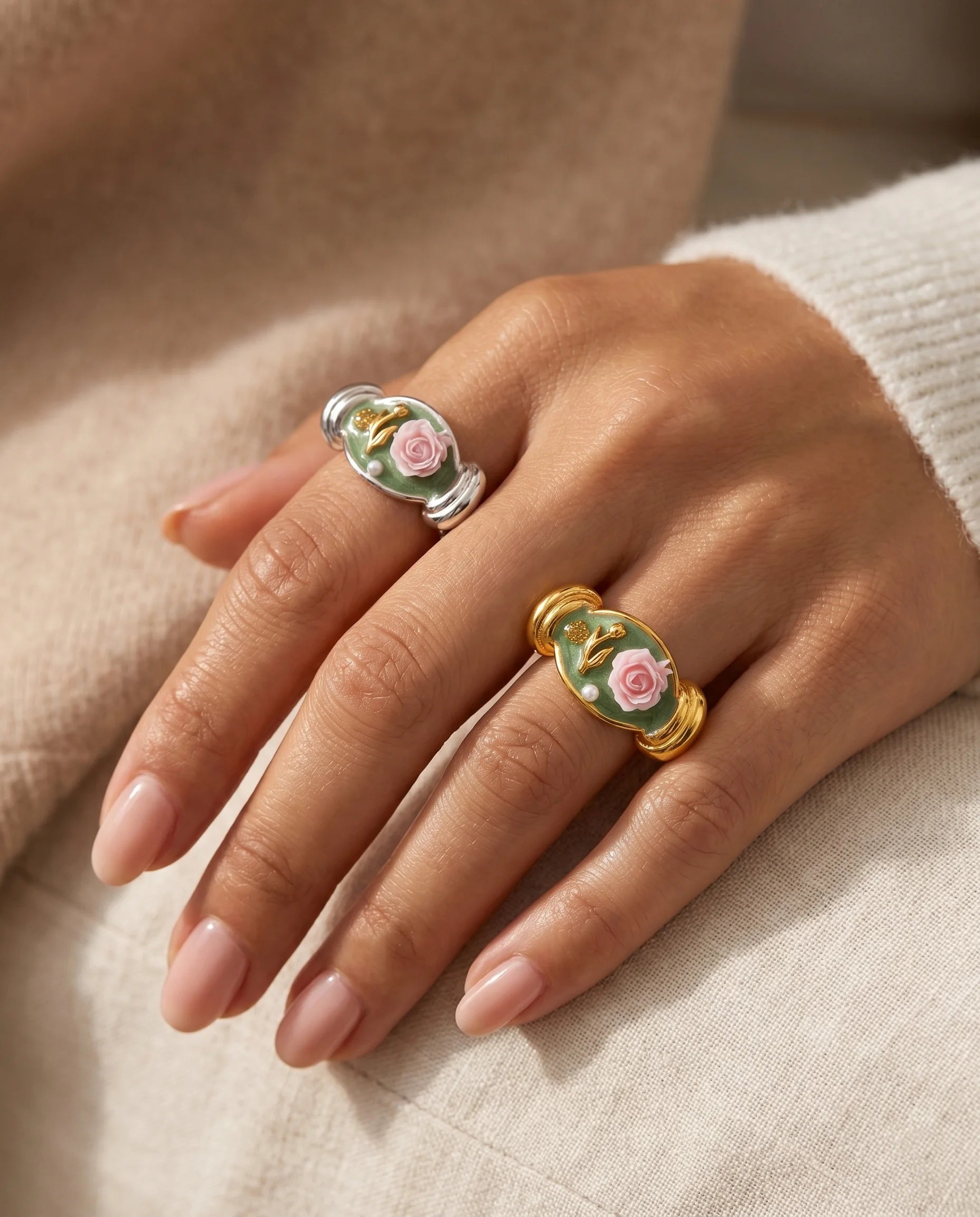 Detaillierter Elowen's Secret Garden Ring aus vergoldetem Edelstahl mit grüner Emaille, einer rosa Rose und einer Perle