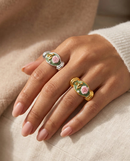 Detaillierter Elowen's Secret Garden Ring aus vergoldetem Edelstahl mit grüner Emaille, einer rosa Rose und einer Perle