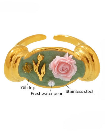 Detaillierter Elowen's Secret Garden Ring aus vergoldetem Edelstahl mit grüner Emaille, einer rosa Rose und einer Perle
