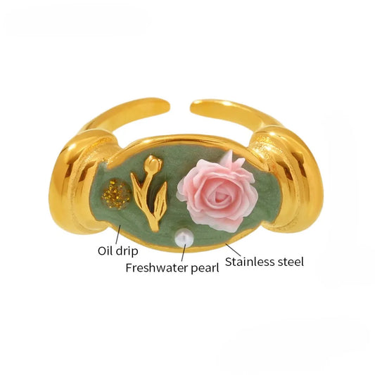 Detaillierter Elowen's Secret Garden Ring aus vergoldetem Edelstahl mit grüner Emaille, einer rosa Rose und einer Perle