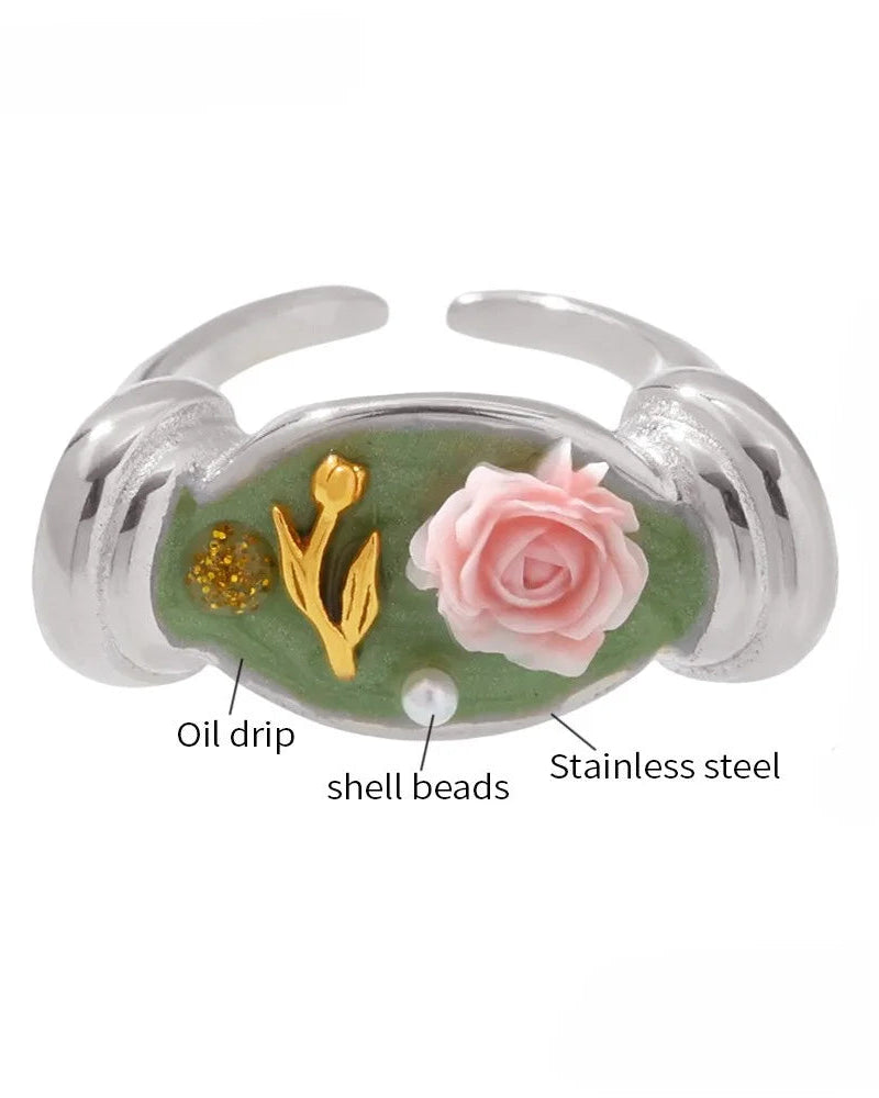 Detaillierter Elowen's Secret Garden Ring aus vergoldetem Edelstahl mit grüner Emaille, einer rosa Rose und einer Perle