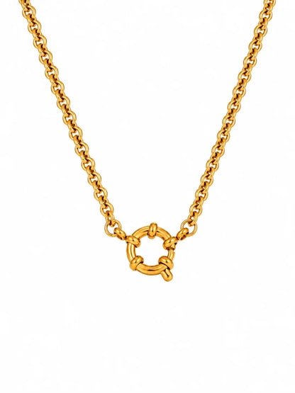 Endless Link Kette aus Titanstahl mit großem, strukturierten Ring-Verschluss auf der Vorderseite, erhältlich in Gold und Silber