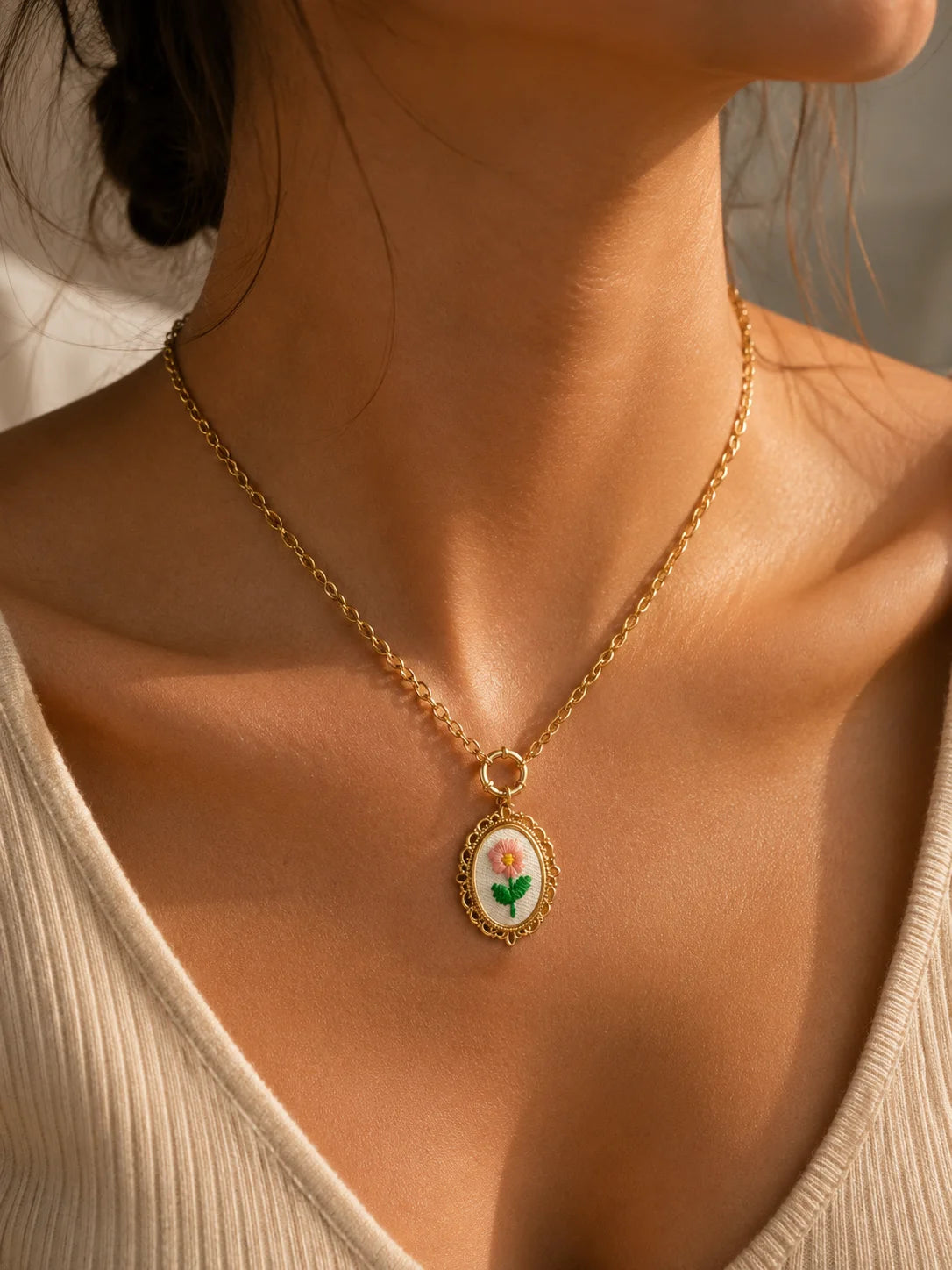 Endless Link Kette aus Titanstahl mit großem, strukturierten Ring-Verschluss auf der Vorderseite, erhältlich in Gold und Silber