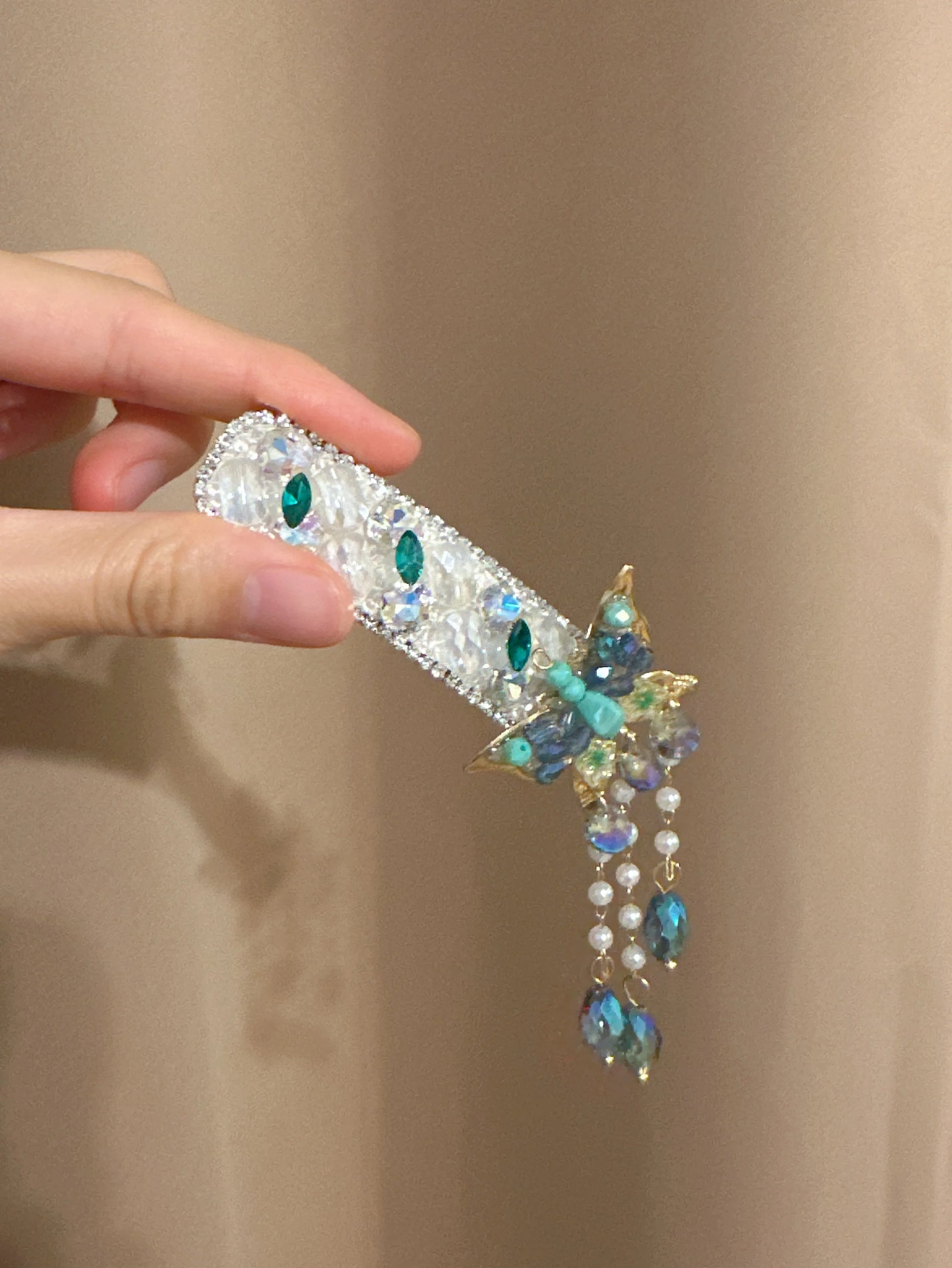 Prachtvolle goldene Haarspange "Esme" mit einem grünen Kristall-Schmetterling und drei hängenden Perlen-Quasten mit grünen Tropfen