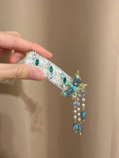 Prachtvolle goldene Haarspange "Esme" mit einem grünen Kristall-Schmetterling und drei hängenden Perlen-Quasten mit grünen Tropfen