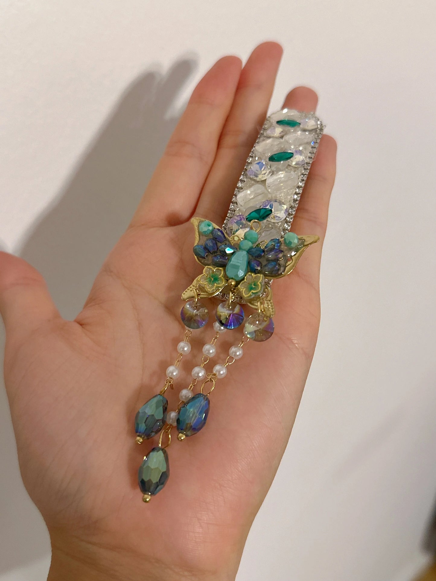 Prachtvolle goldene Haarspange "Esme" mit einem grünen Kristall-Schmetterling und drei hängenden Perlen-Quasten mit grünen Tropfen