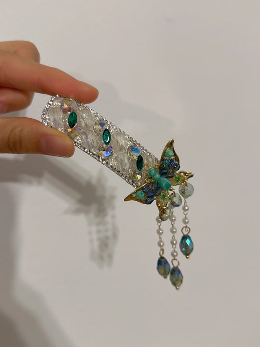 Prachtvolle goldene Haarspange "Esme" mit einem grünen Kristall-Schmetterling und drei hängenden Perlen-Quasten mit grünen Tropfen