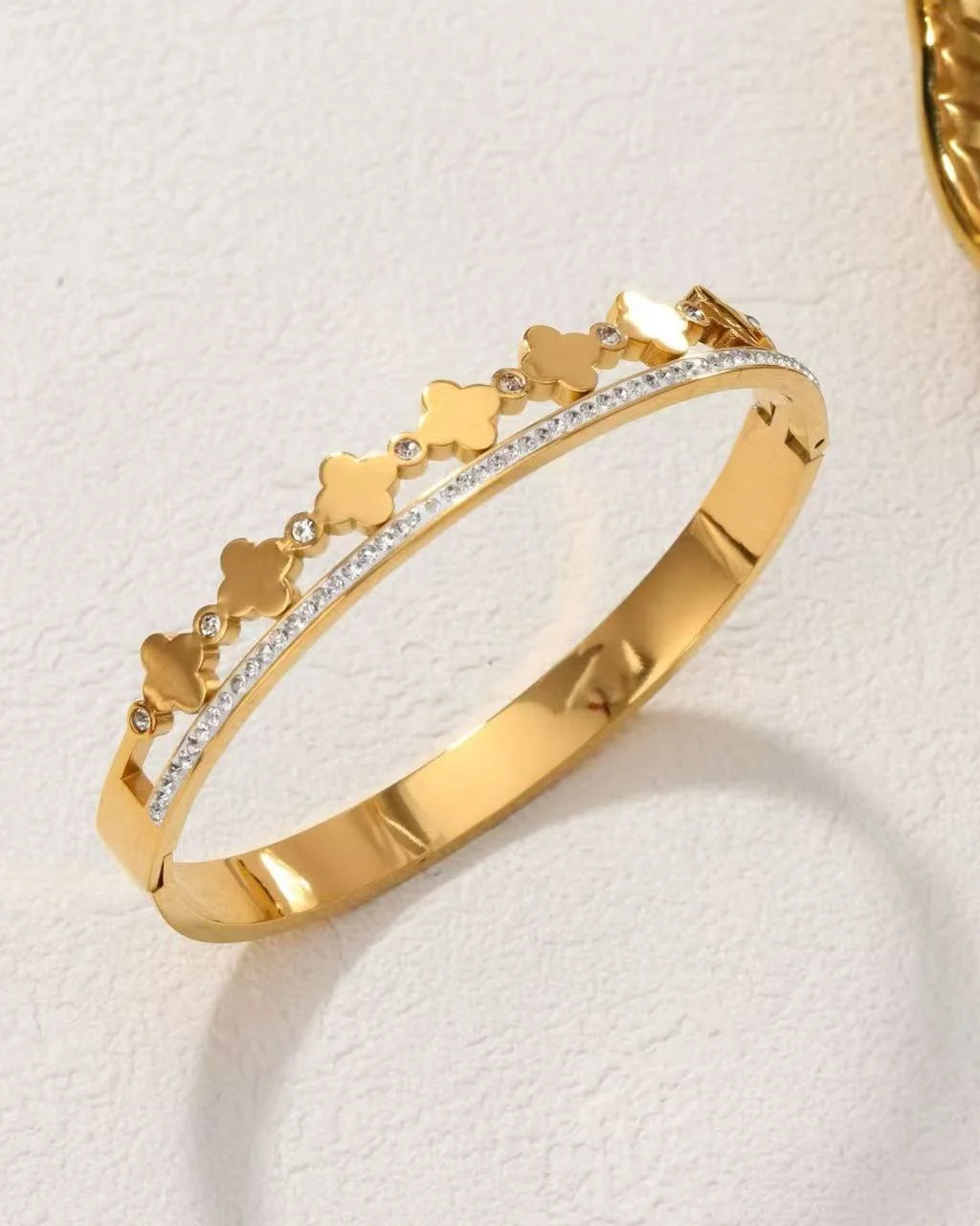 Doppelreihiger Fiona's Eternal Luck Armreif aus vergoldetem Titanstahl mit Zirkonia-besetzten Kleeblättern