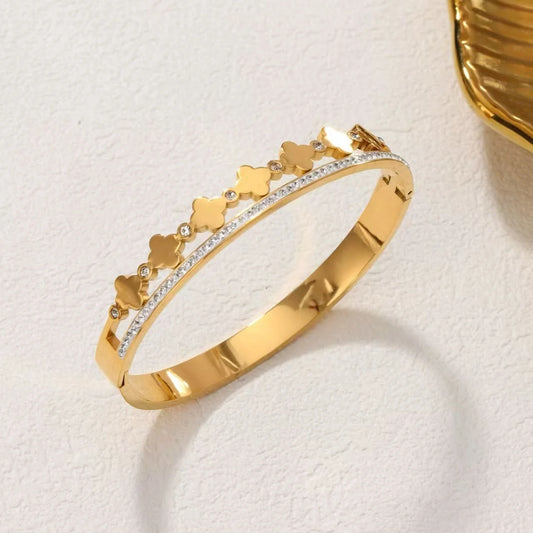 Doppelreihiger Fiona's Eternal Luck Armreif aus vergoldetem Titanstahl mit Zirkonia-besetzten Kleeblättern