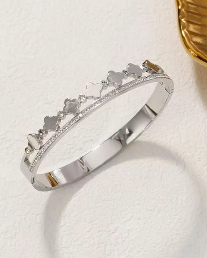 Doppelreihiger Fiona's Eternal Luck Armreif aus vergoldetem Titanstahl mit Zirkonia-besetzten Kleeblättern