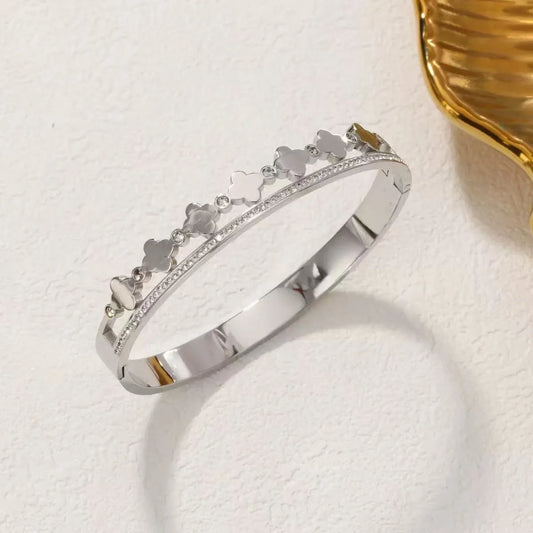 Doppelreihiger Fiona's Eternal Luck Armreif aus vergoldetem Titanstahl mit Zirkonia-besetzten Kleeblättern