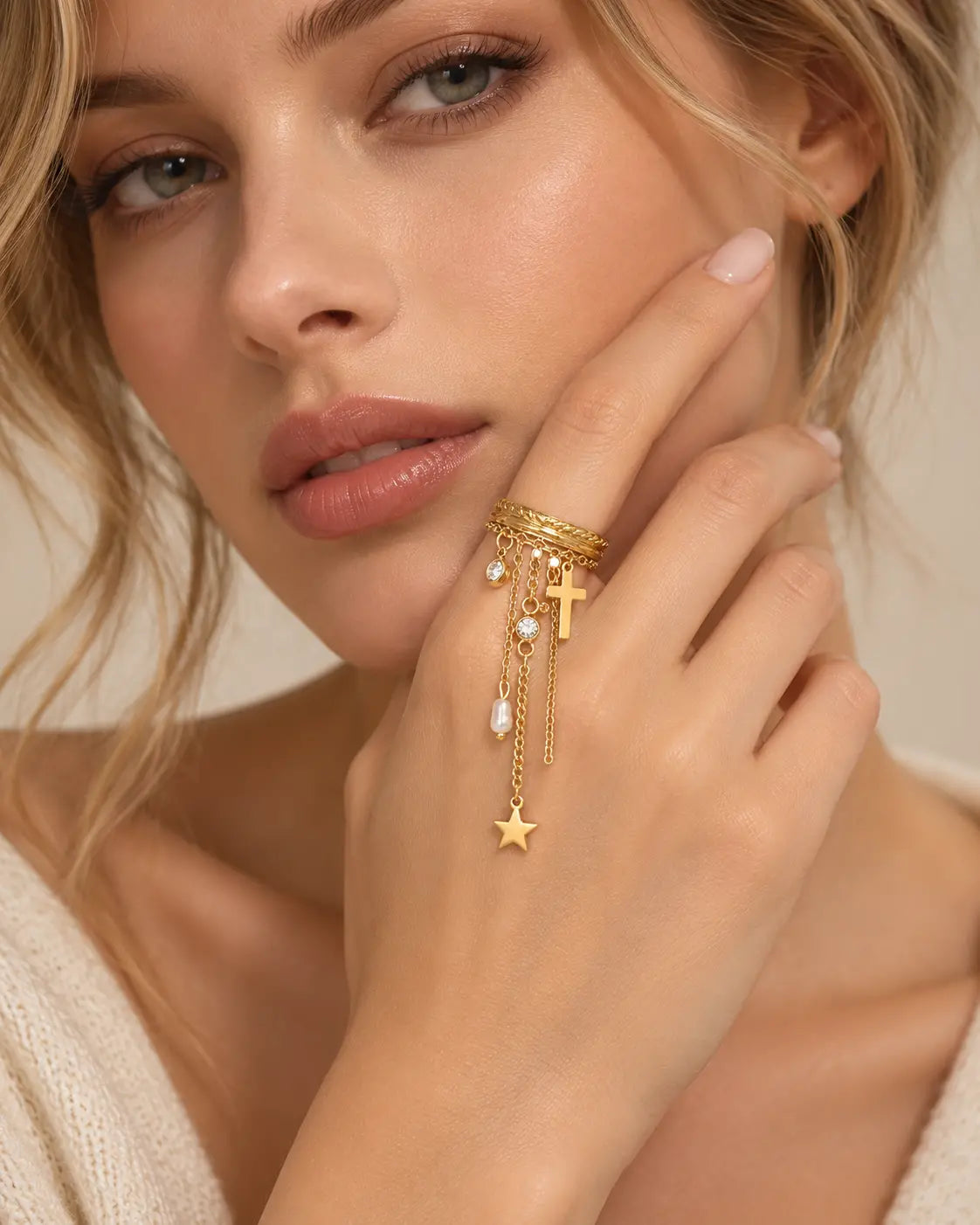 Faith Stars Charm Ring in Gold am Finger getragen