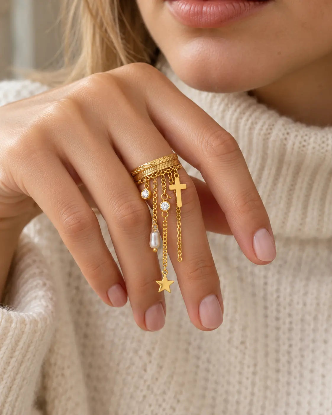 Kreuz Stern Mini Perle und Zirkonia Anhänger am goldenen Charm Ring im Detail