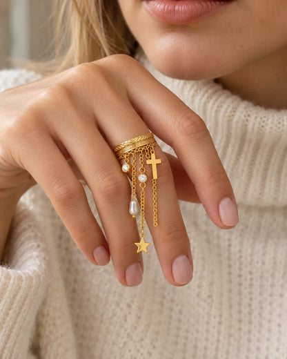 Kreuz Stern Mini Perle und Zirkonia Anhänger am goldenen Charm Ring im Detail