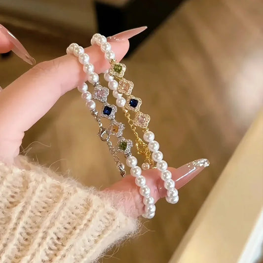 Mina's Farbstern-Perlenarmband in Gold und Silber mit vier verschiedenfarbigen Zirkonia-Quadraten und weißen Kunstperlen