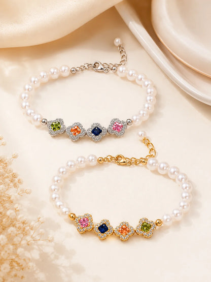 Mina's Farbstern-Perlenarmband in Gold und Silber mit vier verschiedenfarbigen Zirkonia-Quadraten und weißen Kunstperlen