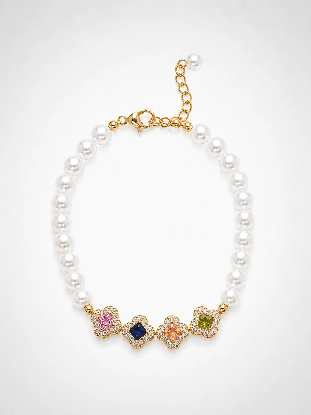 Mina's Farbstern-Perlenarmband in Gold und Silber mit vier verschiedenfarbigen Zirkonia-Quadraten und weißen Kunstperlen