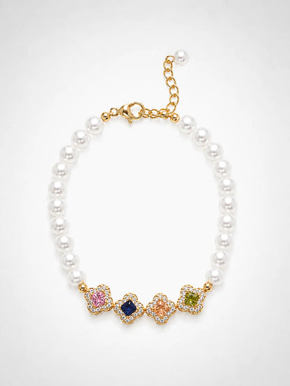 Mina's Farbstern-Perlenarmband in Gold und Silber mit vier verschiedenfarbigen Zirkonia-Quadraten und weißen Kunstperlen
