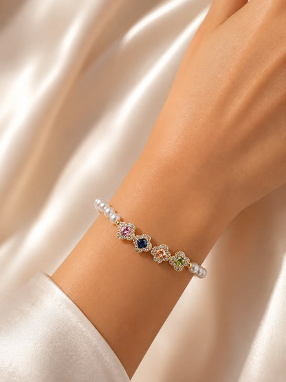 Mina's Farbstern-Perlenarmband in Gold und Silber mit vier verschiedenfarbigen Zirkonia-Quadraten und weißen Kunstperlen
