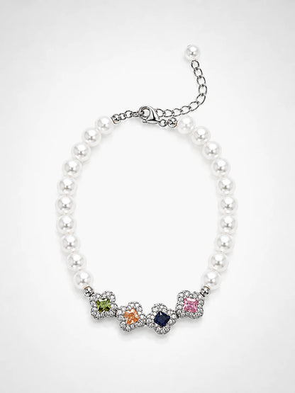Mina's Farbstern-Perlenarmband in Gold und Silber mit vier verschiedenfarbigen Zirkonia-Quadraten und weißen Kunstperlen