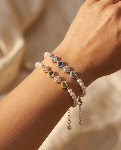 Mina's Farbstern-Perlenarmband in Gold und Silber mit vier verschiedenfarbigen Zirkonia-Quadraten und weißen Kunstperlen