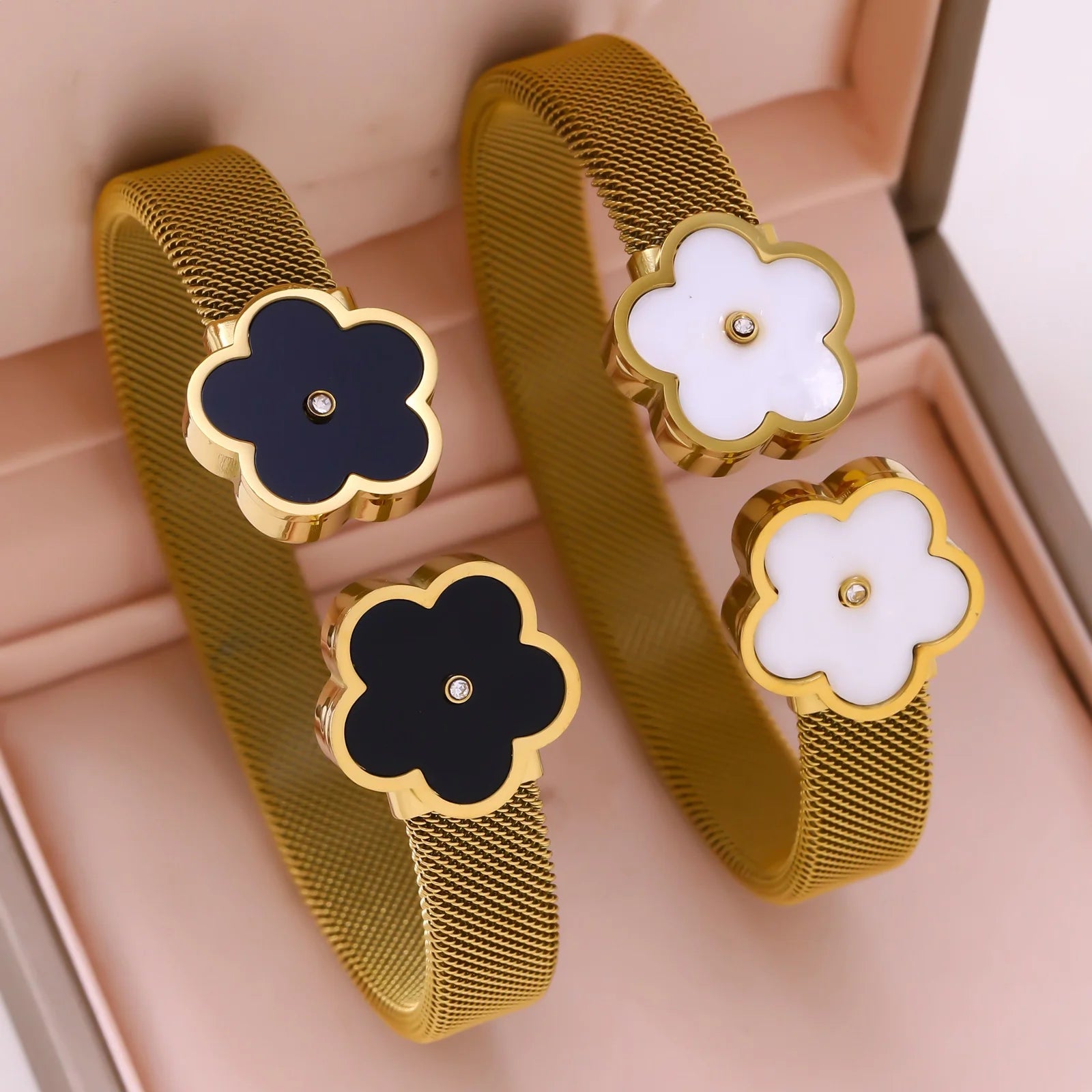 Goldener Titanstahl-Armreif "Fiona" mit Mesh-Struktur und Blumen-Enden in Schwarz und Weiß, massiv 28g