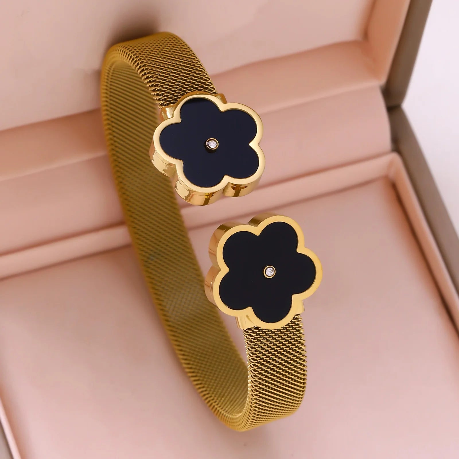 Goldener Titanstahl-Armreif "Fiona" mit Mesh-Struktur und Blumen-Enden in Schwarz und Weiß, massiv 28g