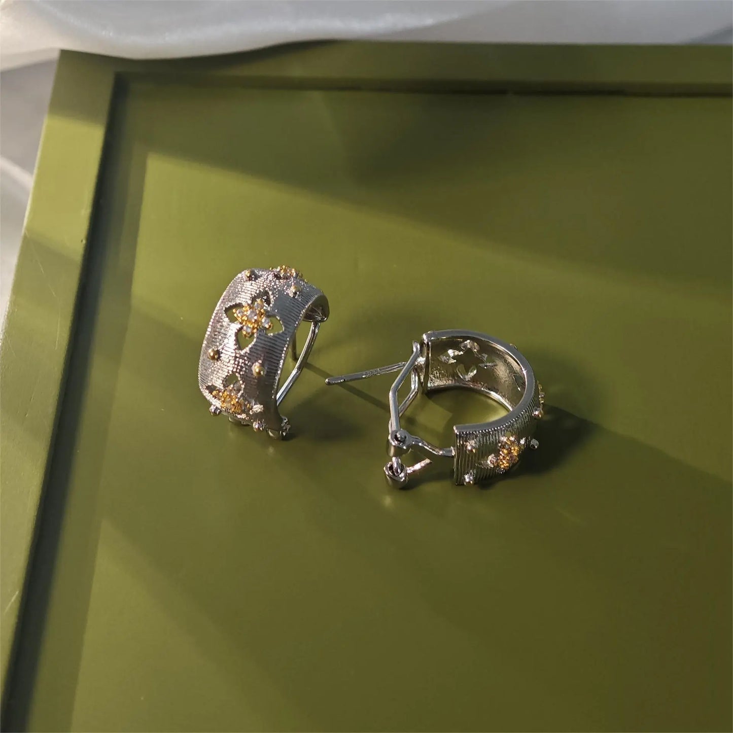 Vergoldete Ohrringe mit gebürsteter Textur und durchbrochenem vierblättrigem Kleeblatt-Muster