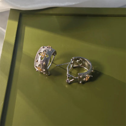 Vergoldete Ohrringe mit gebürsteter Textur und durchbrochenem vierblättrigem Kleeblatt-Muster