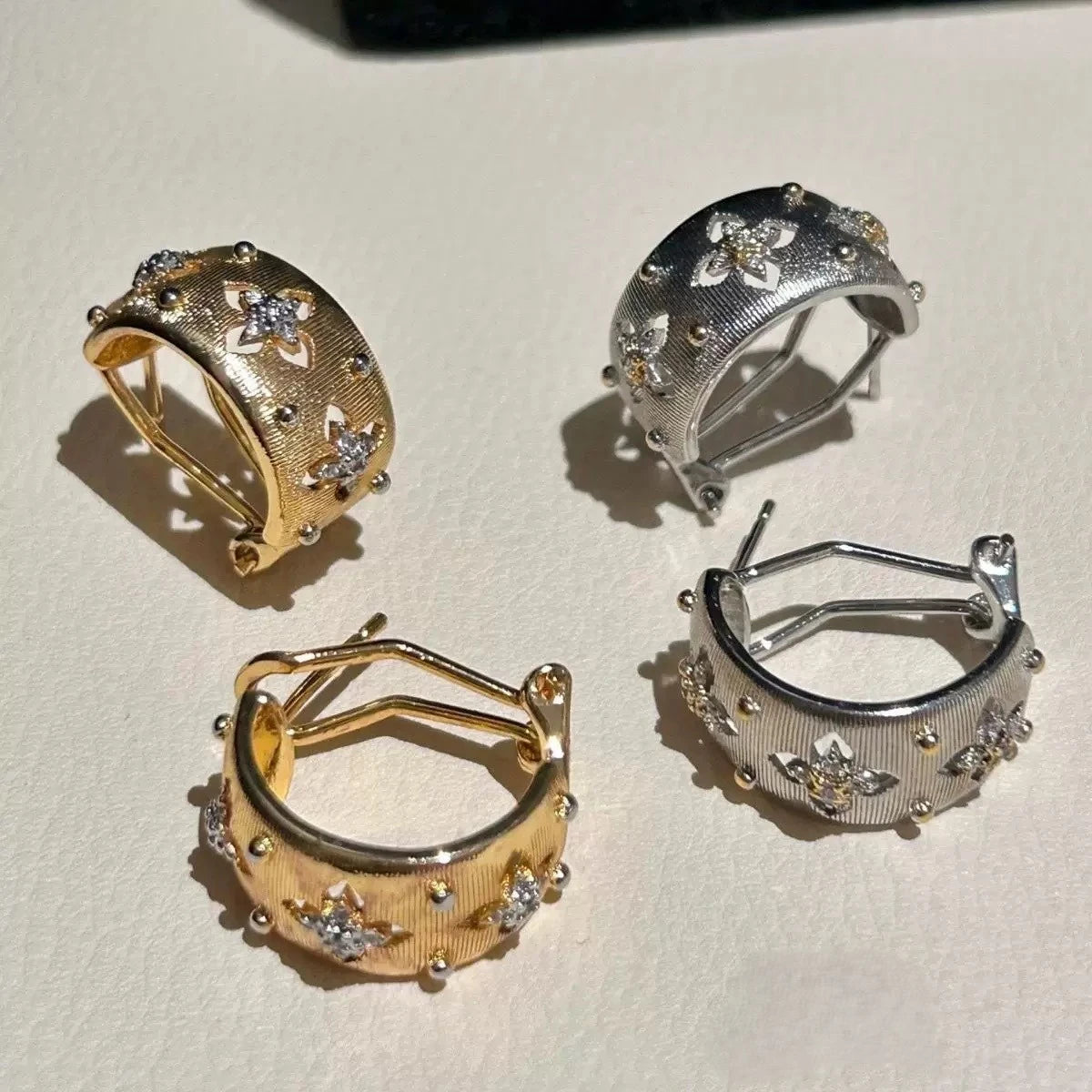 Vergoldete Ohrringe mit gebürsteter Textur und durchbrochenem vierblättrigem Kleeblatt-Muster