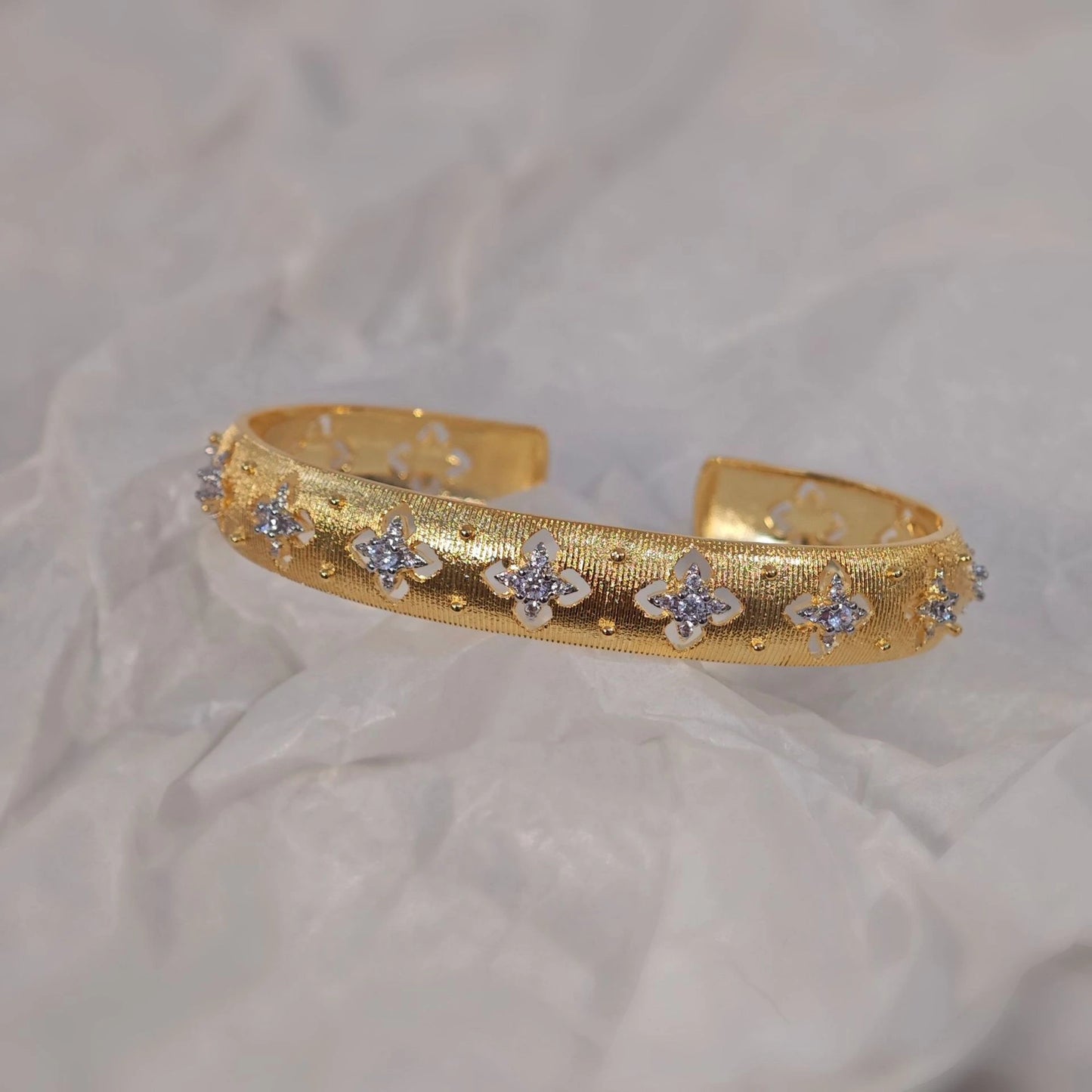 Goldener offener Armreif mit vierblättrigem Kleeblattmuster und Zirkonia, gebürstete Oberfläche, Vintage-Stil