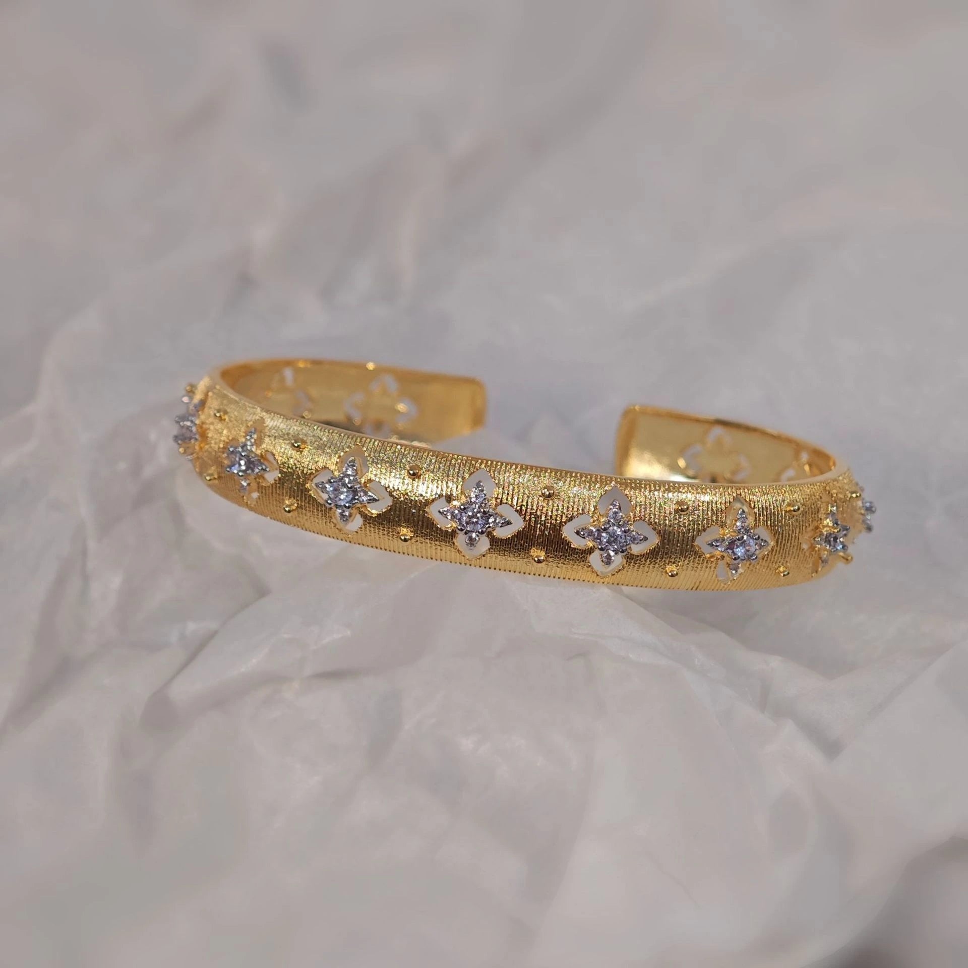 Goldener offener Armreif mit vierblättrigem Kleeblattmuster und Zirkonia, gebürstete Oberfläche, Vintage-Stil