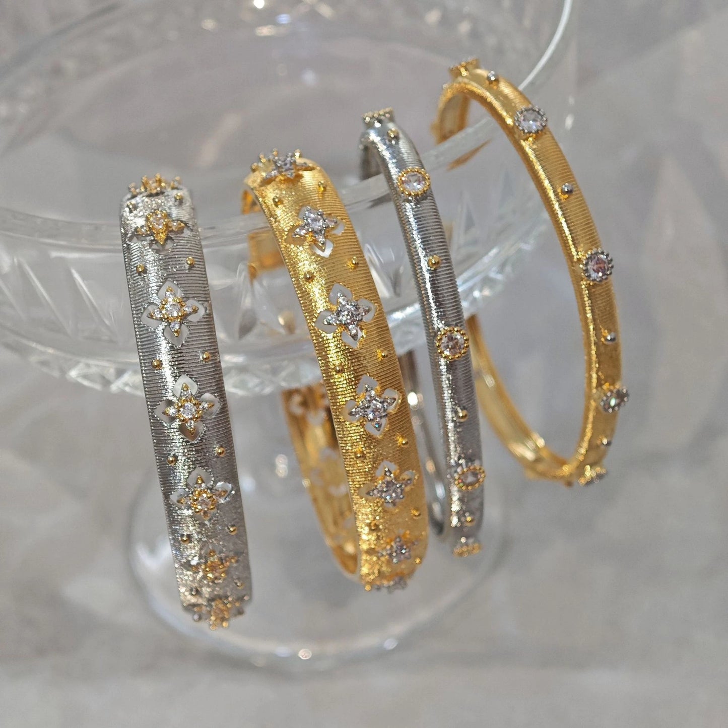 Goldener offener Armreif mit vierblättrigem Kleeblattmuster und Zirkonia, gebürstete Oberfläche, Vintage-Stil