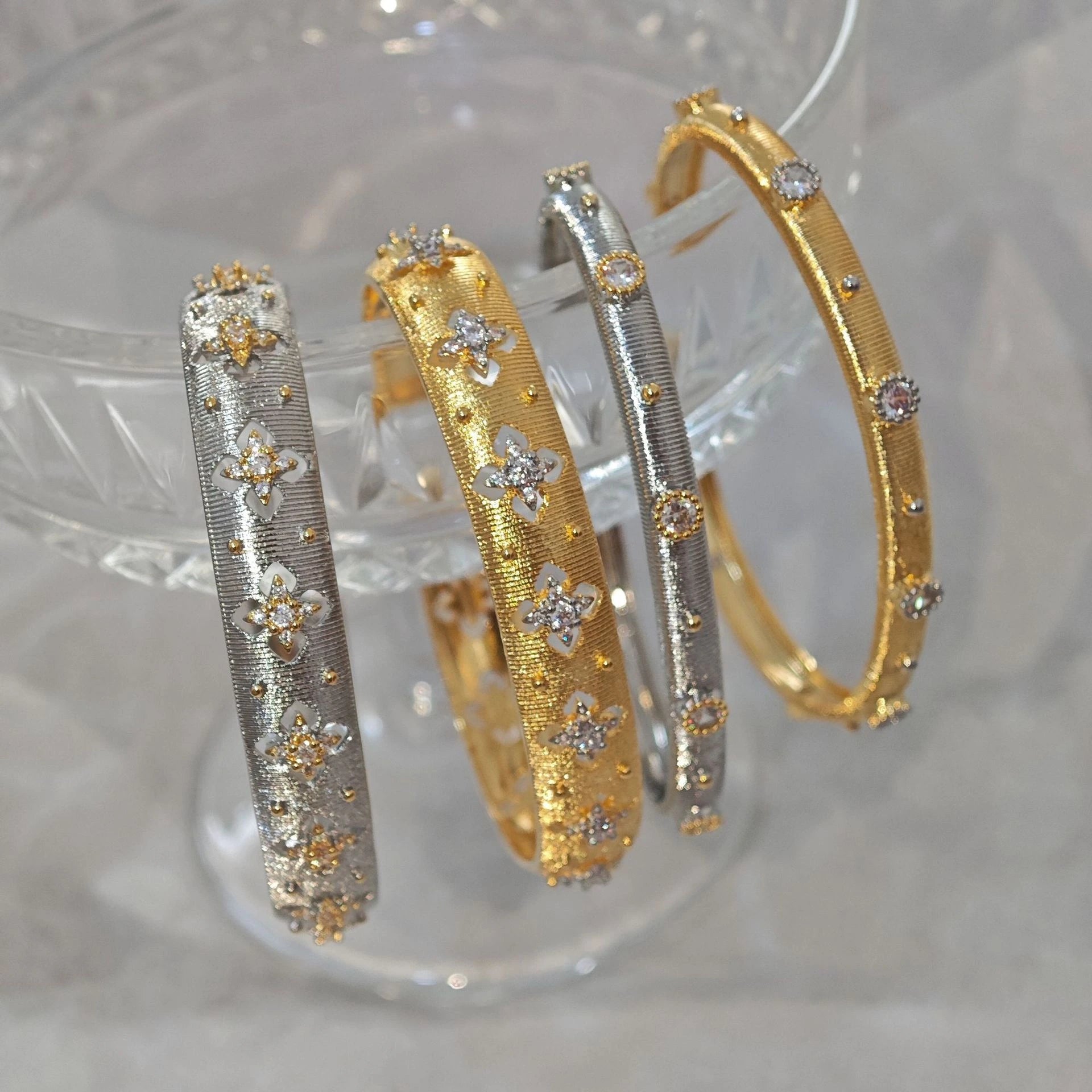 Goldener offener Armreif mit vierblättrigem Kleeblattmuster und Zirkonia, gebürstete Oberfläche, Vintage-Stil