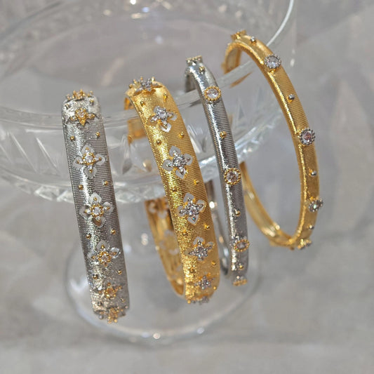 Goldener offener Armreif mit vierblättrigem Kleeblattmuster und Zirkonia, gebürstete Oberfläche, Vintage-Stil