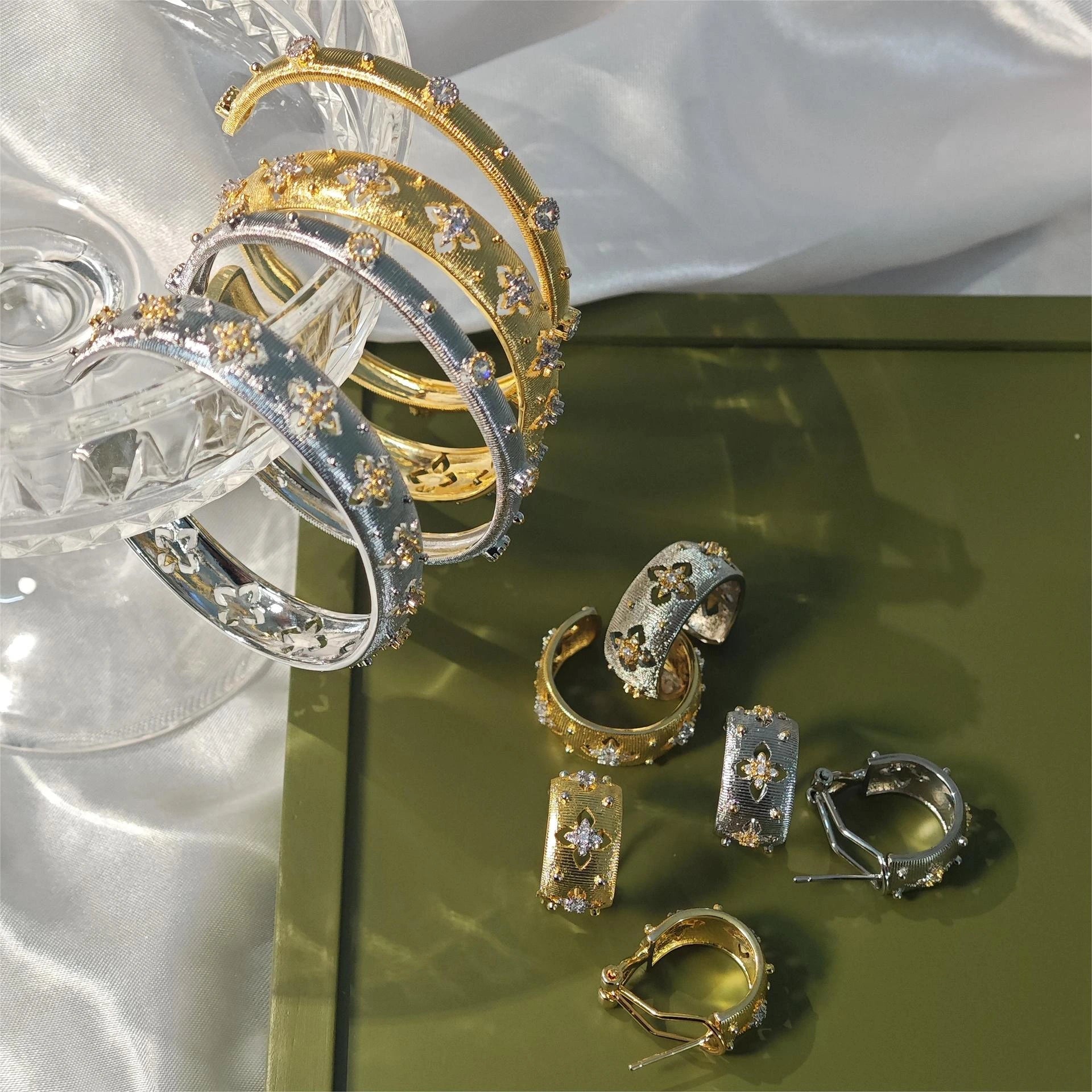 Goldener offener Armreif mit vierblättrigem Kleeblattmuster und Zirkonia, gebürstete Oberfläche, Vintage-Stil