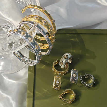 Goldener offener Armreif mit vierblättrigem Kleeblattmuster und Zirkonia, gebürstete Oberfläche, Vintage-Stil