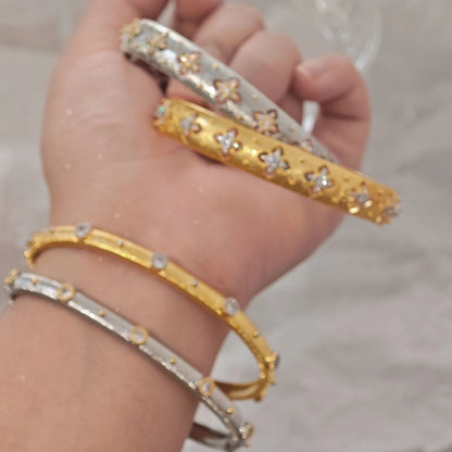 Goldener offener Armreif mit vierblättrigem Kleeblattmuster und Zirkonia, gebürstete Oberfläche, Vintage-Stil