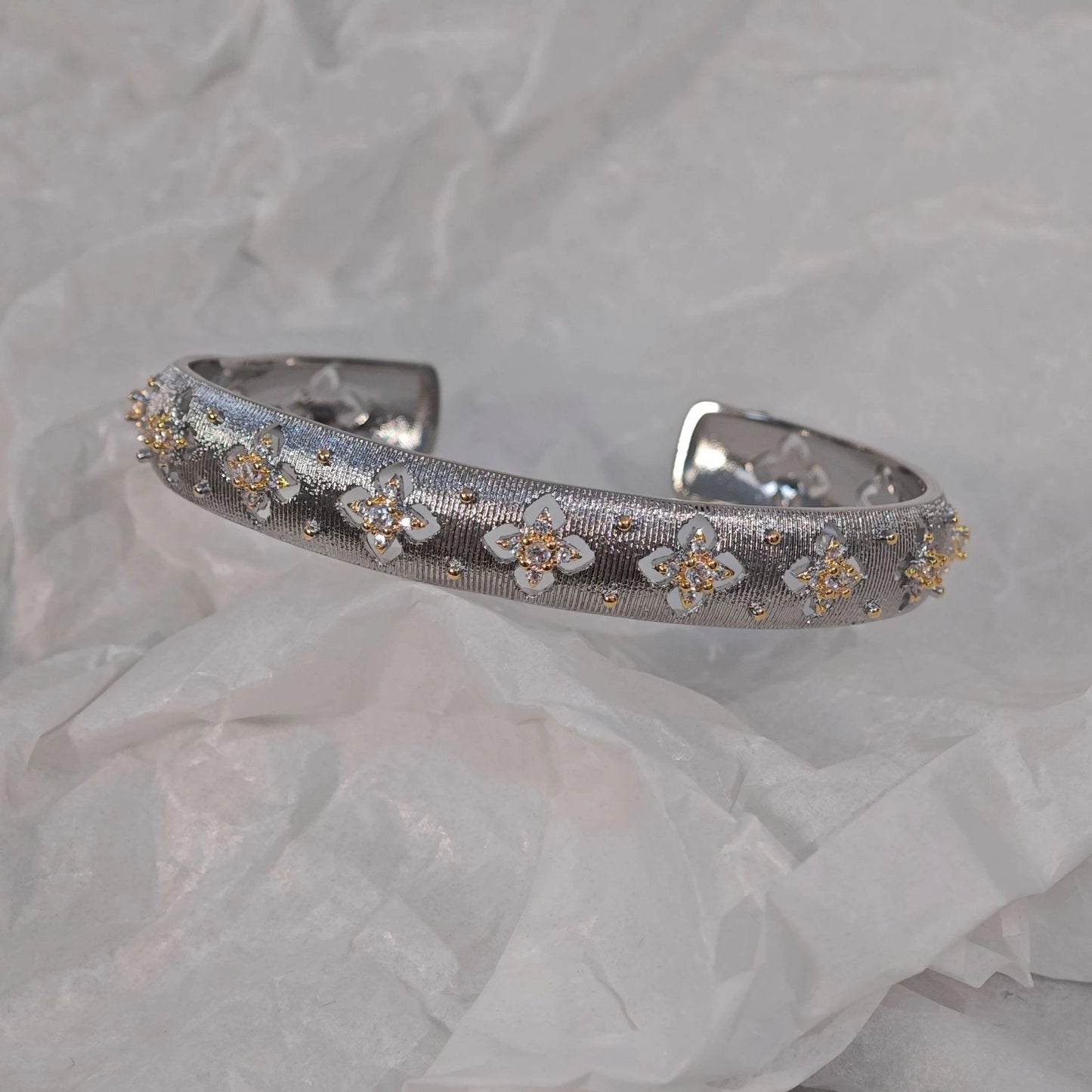 Goldener offener Armreif mit vierblättrigem Kleeblattmuster und Zirkonia, gebürstete Oberfläche, Vintage-Stil