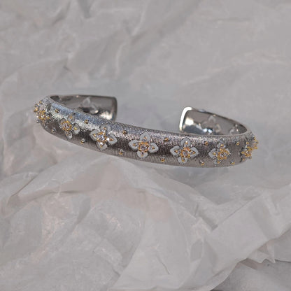 Goldener offener Armreif mit vierblättrigem Kleeblattmuster und Zirkonia, gebürstete Oberfläche, Vintage-Stil