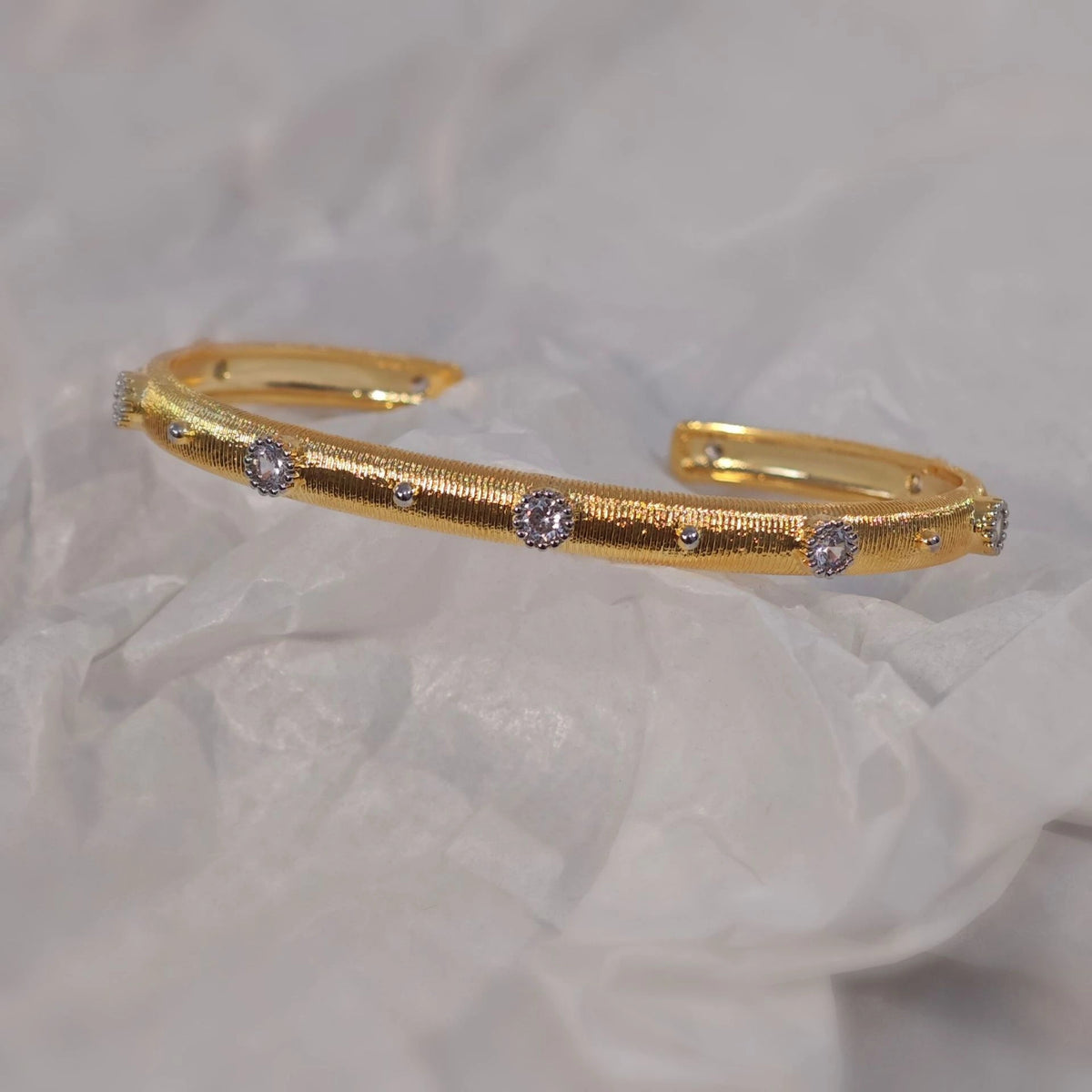 Goldener offener Armreif mit vierblättrigem Kleeblattmuster und Zirkonia, gebürstete Oberfläche, Vintage-Stil