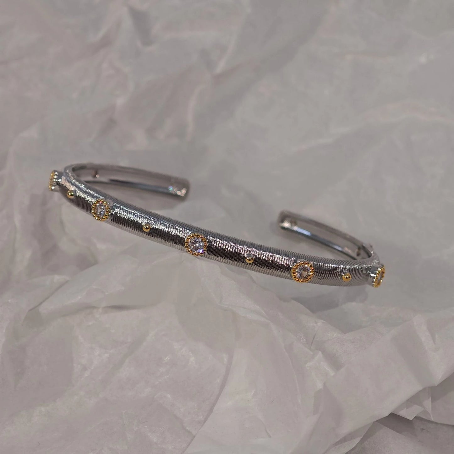 Goldener offener Armreif mit vierblättrigem Kleeblattmuster und Zirkonia, gebürstete Oberfläche, Vintage-Stil