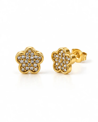Ein Paar goldene Flora Blüten Ohrstecker mit Zirkonia, Vorder- und Seitenansicht auf weißem Hintergrund
