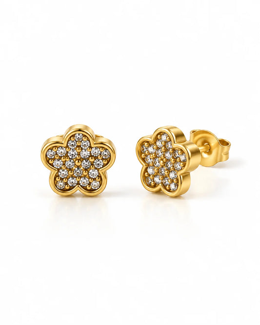 Ein Paar goldene Flora Blüten Ohrstecker mit Zirkonia, Vorder- und Seitenansicht auf weißem Hintergrund