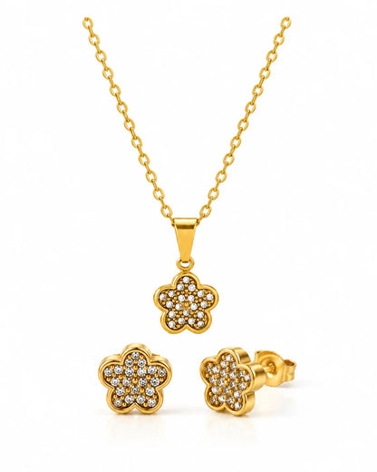 Flora Blüten Schmuckset mit goldener Zirkonia-Halskette und passenden Ohrsteckern auf weißem Hintergrund
