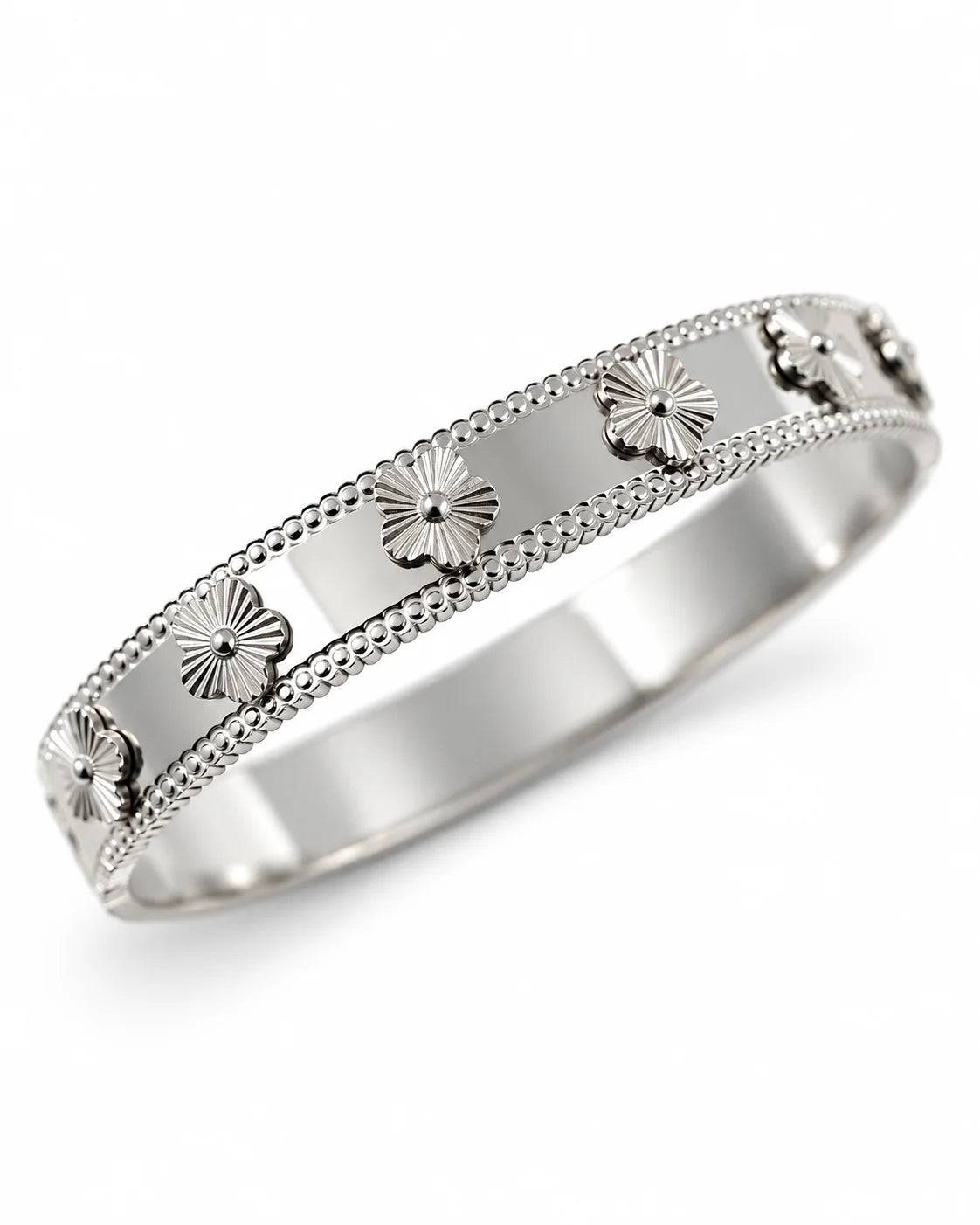 Silberfarbener Blumen Armreif mit geprägten floralen Motiven